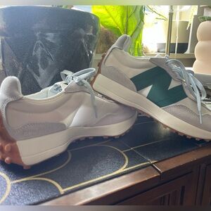 New Balance Women’s Sneaker 327